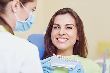  What are the benefits offered by ceramic crowns?